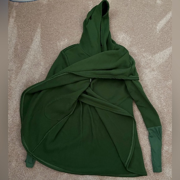 Great condition. Cap type sweatshirt. Two pockets. - Picture 3 of 5